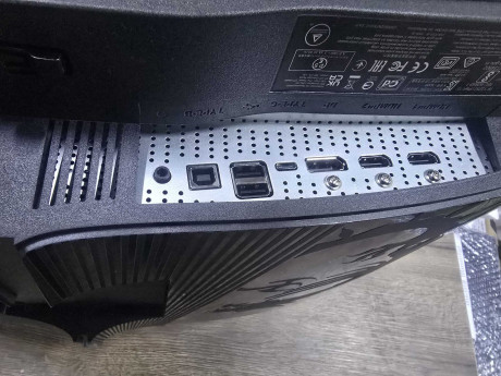 MSI 31.5 MPG 321CURX QD-OLED UHD 240HZ 0.0(OUTLET)